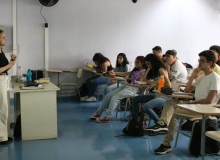 Quem educa quem?