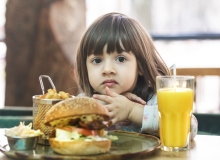Alimentação saudável nas escolas é chave para frear obesidade infantil, aponta CNTE