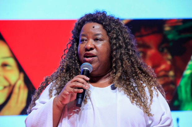 Ministra Macaé Evaristo convoca educadores à resistência