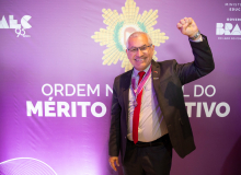 MEC, 95 anos: Heleno Araújo é condecorado com a Ordem Nacional do Mérito Educativo