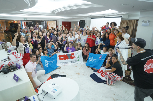 Mulheres educadoras debatem democracia, sindicalismo e IA em Brasília