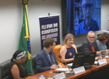 Câmara debate fim do confisco de aposentadorias com destaque para críticas da CNTE
