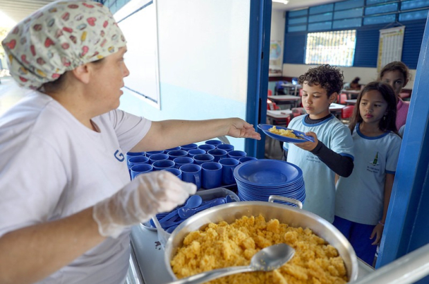Projeto que proíbe venda de comida ultraprocessada em escolas avança no Senado